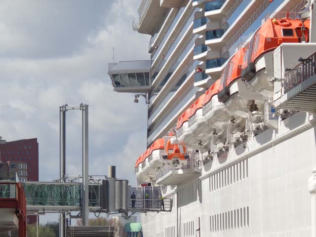 Cruiseschip ms Regal Princess van Princess Cruises aan de Cruise Terminal Rotterdam